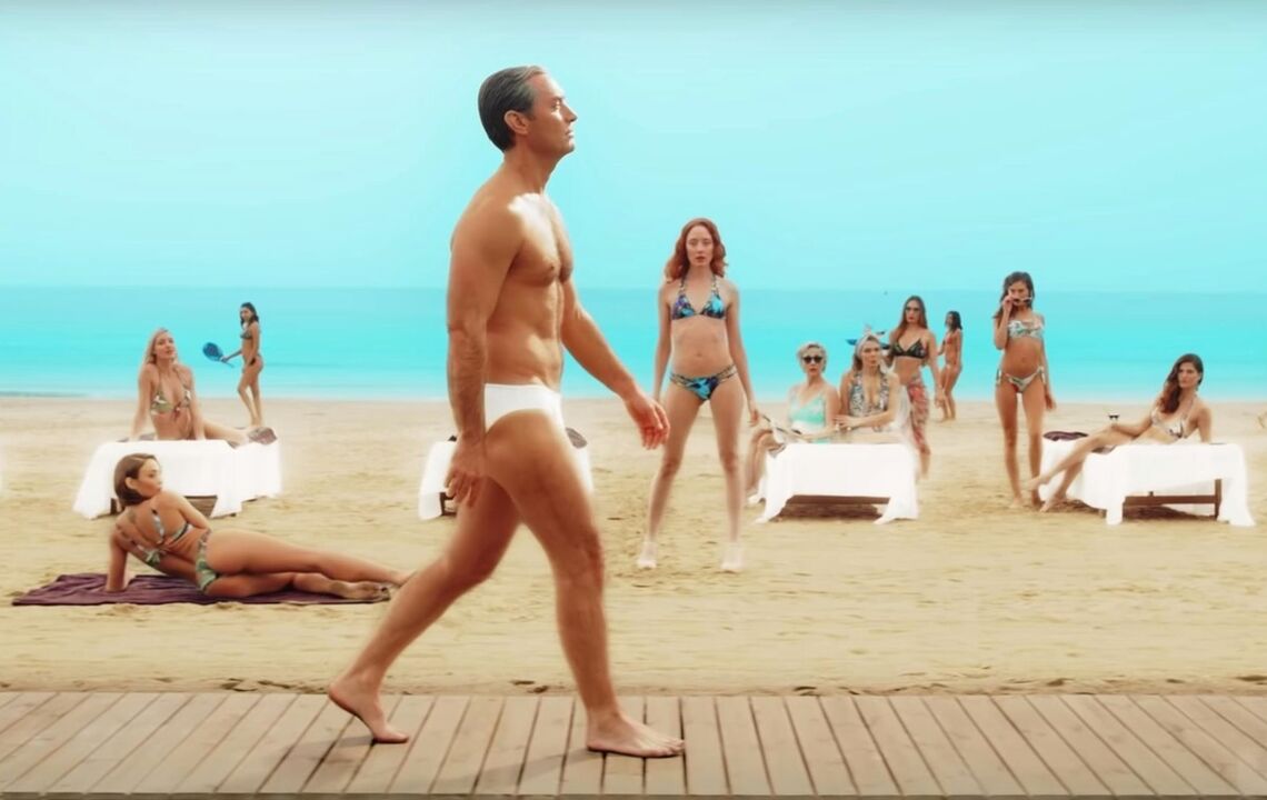Les filles sur la plage regardaient un homme agrandir son pénis